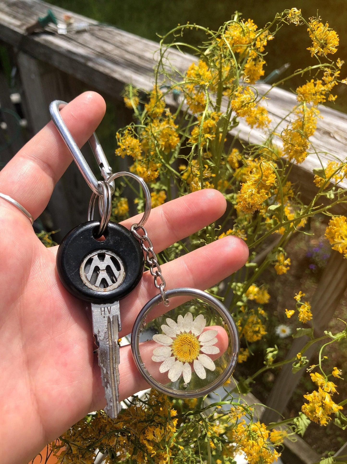 White Daisy Keychain