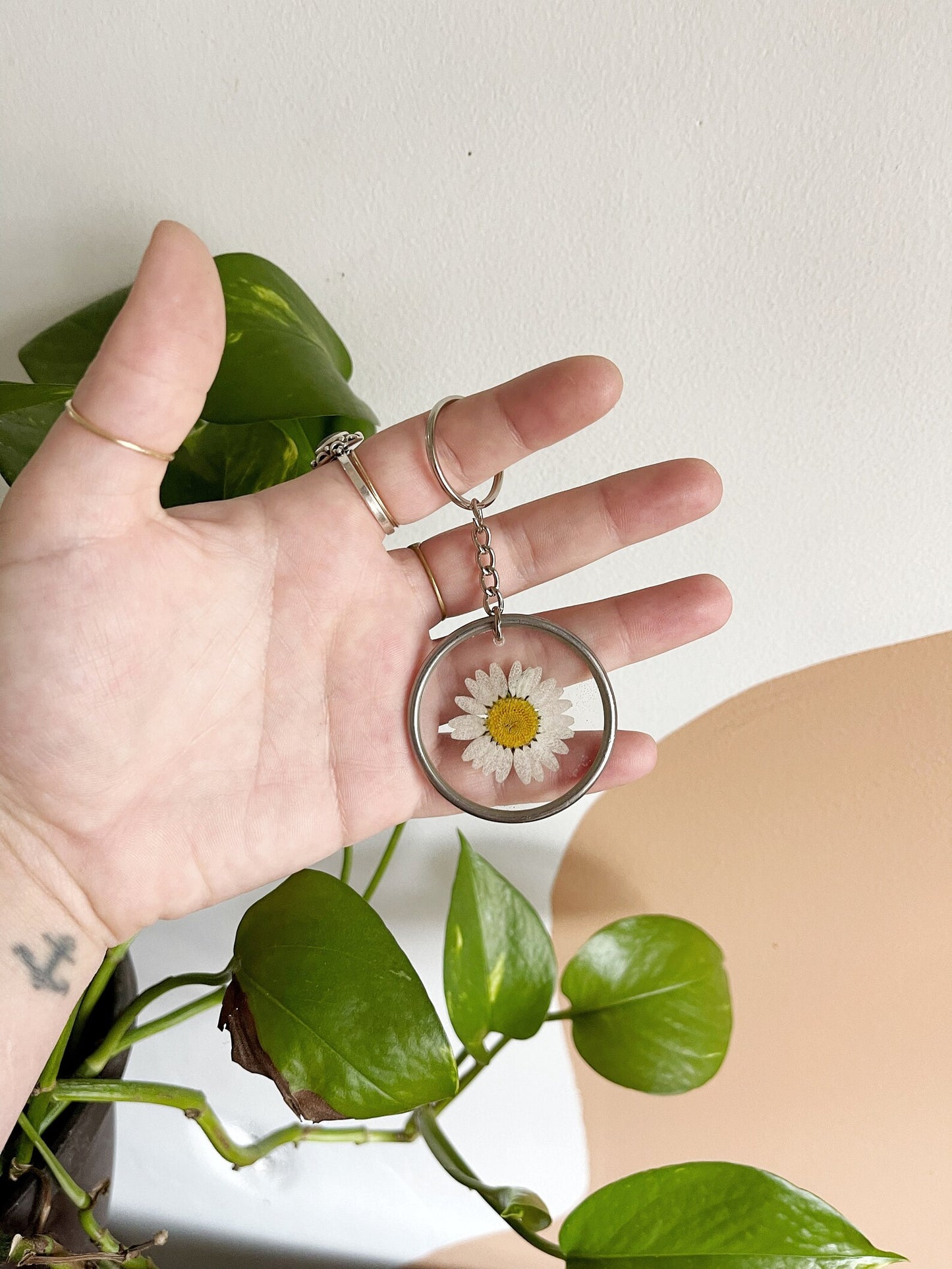 White Daisy Keychain